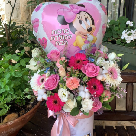 סידור פרחים בקופסא להולדת הבת/ הבן